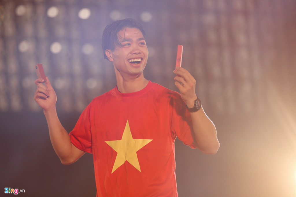 Mỹ Tâm cười tươi khi được Công Phượng tặng son